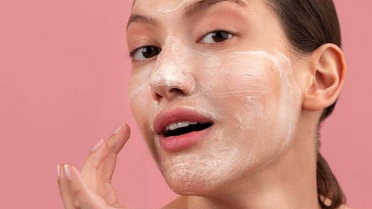 9 Cara Menghilangkan Komedo dengan Produk Skincare, Harus Pilih yang Mana?