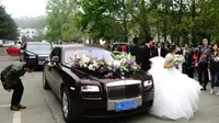 Tampaknya melangsungkan pernikahan secara mewah tengah menjadi tren di kalangan masyarakat Tiongkok.