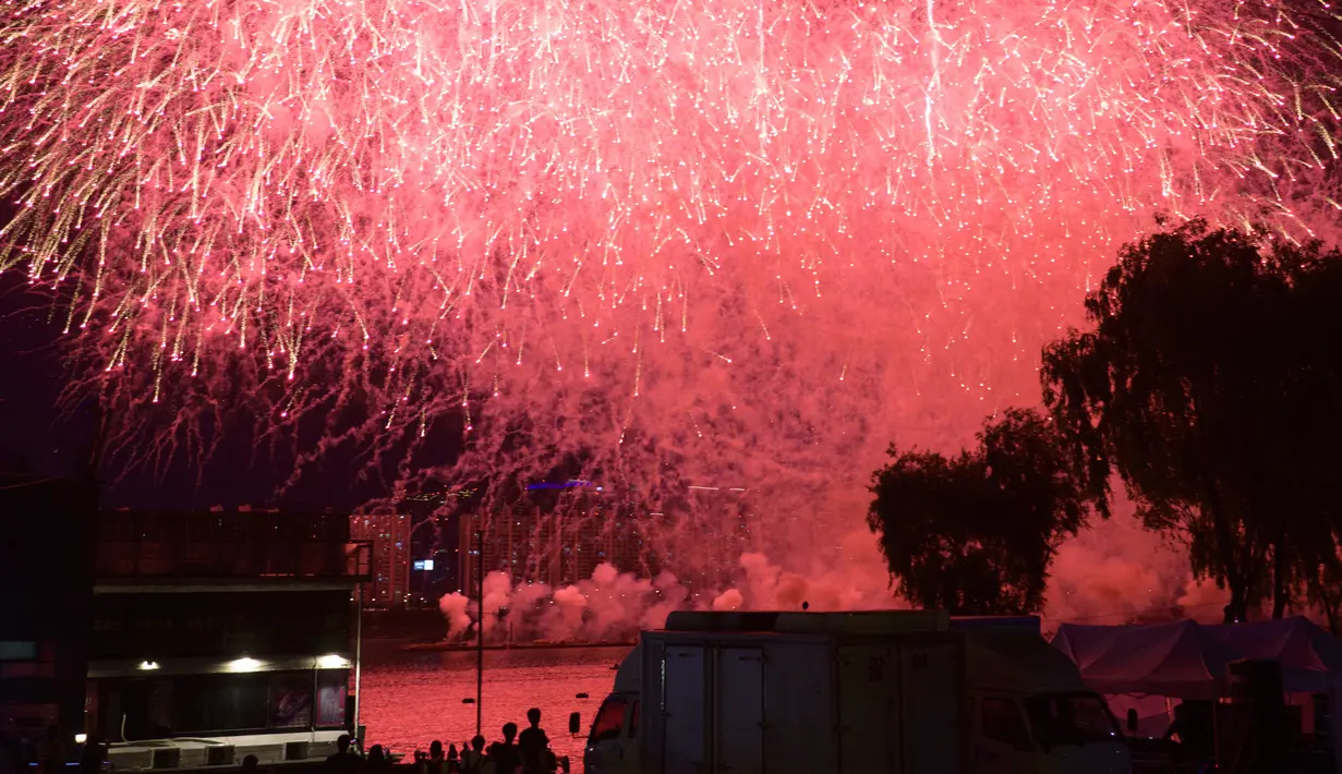 Selain pertunjukan kembang api yang menakjubkan, acara FESTA juga memamerkan kesadaran dan tata krama ARMY yang dewasa karena taman tepi sungai tetap bersih setelah pertunjukan. (Photo by ANTHONY WALLACE / AFP)