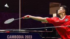 Christian Adinata dari Indonesia bersaing melawan Malaysia di final bulu tangkis putra pada Pesta Olahraga Asia Tenggara (SEA Games) ke-32 di Phnom Penh, Kamboja, Kamis (11/5/2023). (Nhac NGUYEN/AFP)