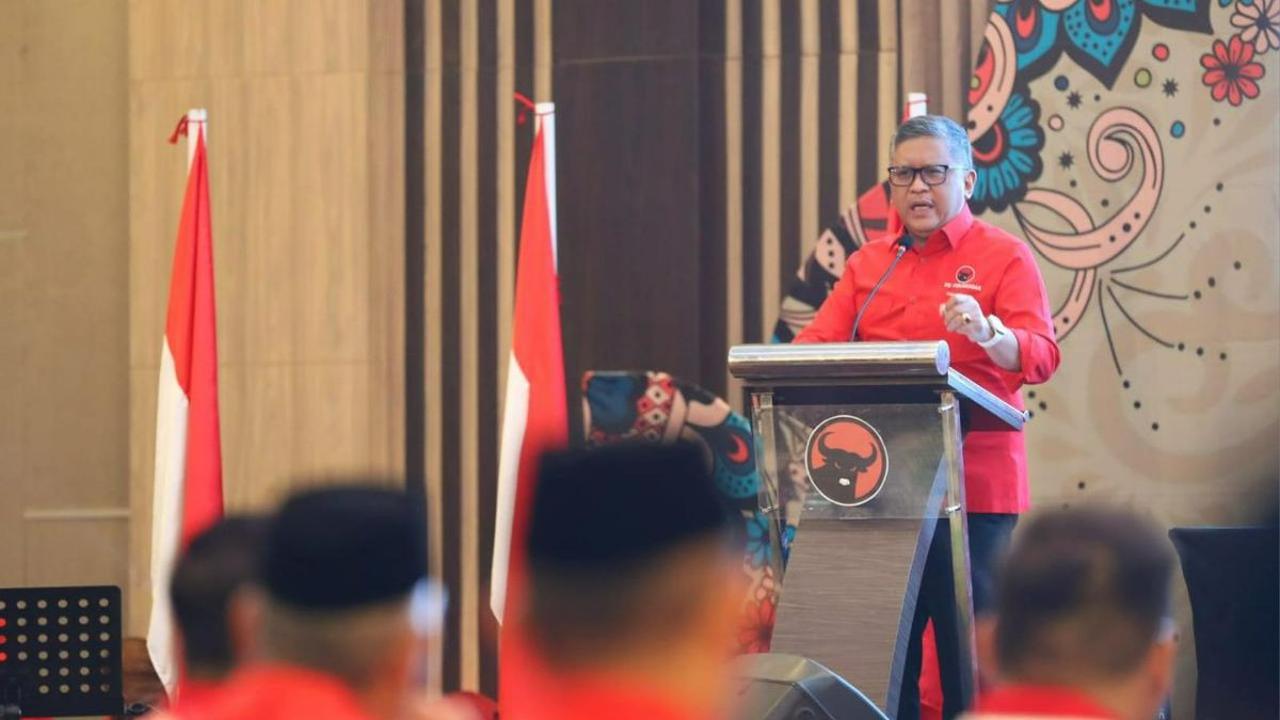 Hasto menceritakan pengalaman kampanye memenangkan Joko Widodo pada Pilkada DKI Jakarta 2012. Hasto yang ketika itu menjabat sebagai wakil sekjen PDIP turut membantu kampanye rumah ke rumah warga.<br>
