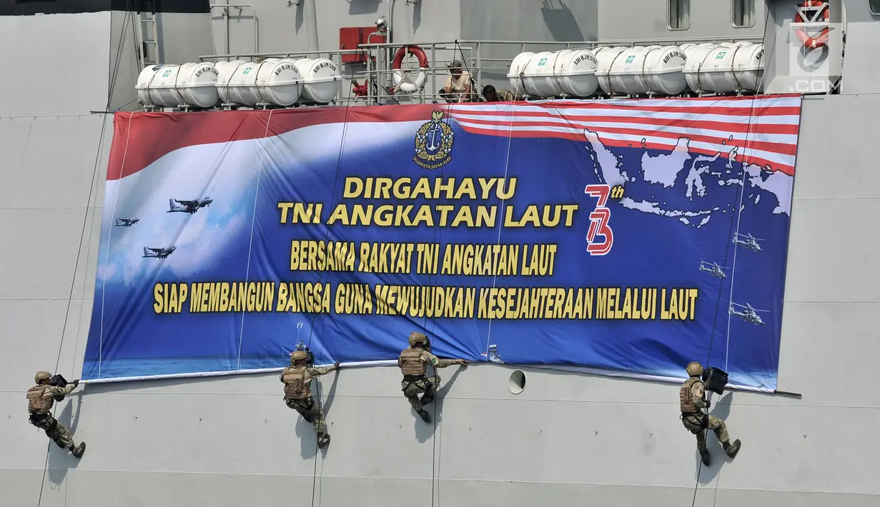 Prajurit membentangkan spanduk ucapan selamat HUT ke-73 TNI AL di Kompleks Dermaga Pondok Dayung Koarmada I, Tanjung Priok, Jakarta, Senin (10/9). (Merdeka.com/Iqbal Nugroho)