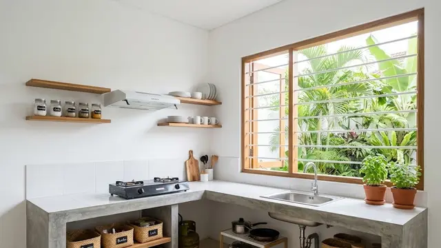 Dapur Putih Simple & Clean dengan Ambalan Terbuka