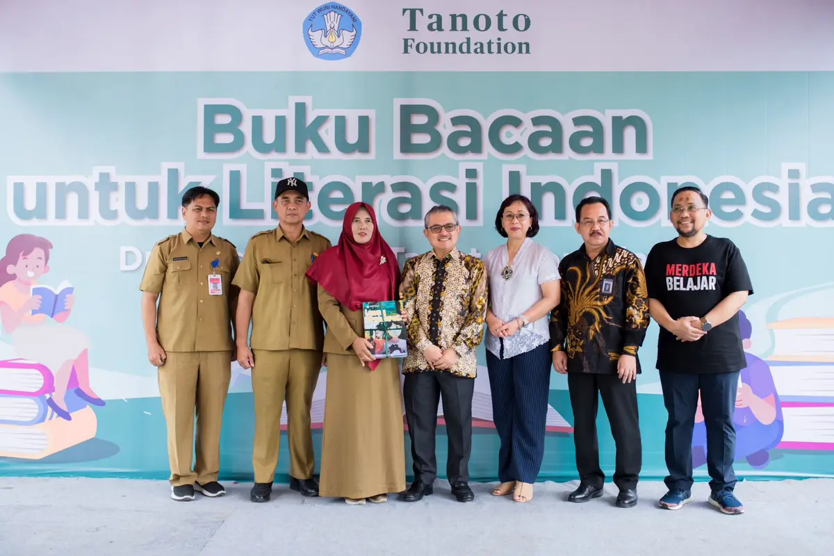 Penyerahan simbolis dari jajaran Kemendikbudristek dan Tanoto Foundation ke Kepala Sekolah SDN 018 Tenggarong Seberang Kabupaten Kutai Kartanegara, sebagai tanda dimulainya penyaluran buku bacaan berkualitas serta pelatihannya pada Senin (27/11/202)