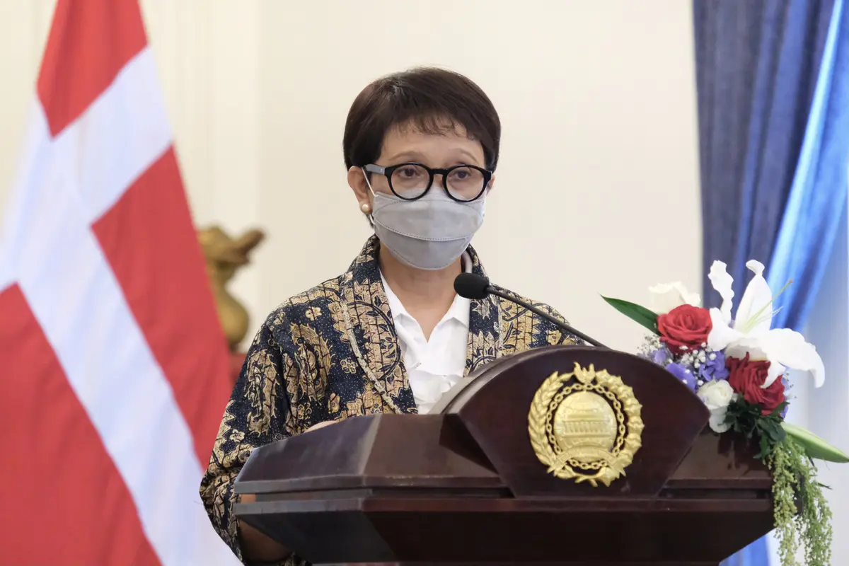 Menlu Retno Marsudi menerima kedatangan Menlu Jeppe Kofod di Gedung Pancasila, Jakarta, Senin (22/11/2021). (Dok: Kemlu RI)