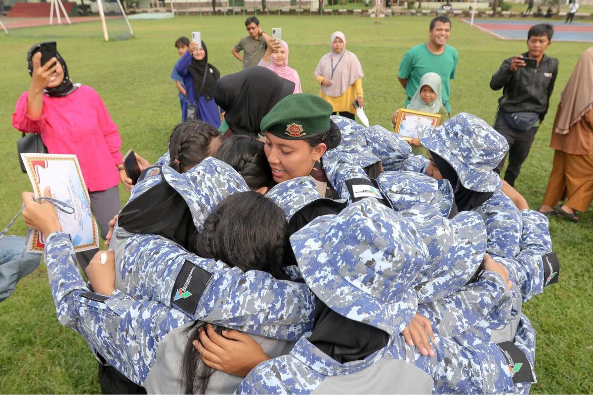 Pelajar 'Lulus' Pendidikan Barak Militer Dedi Mulyadi Langsung Sujud di Kaki Ibu