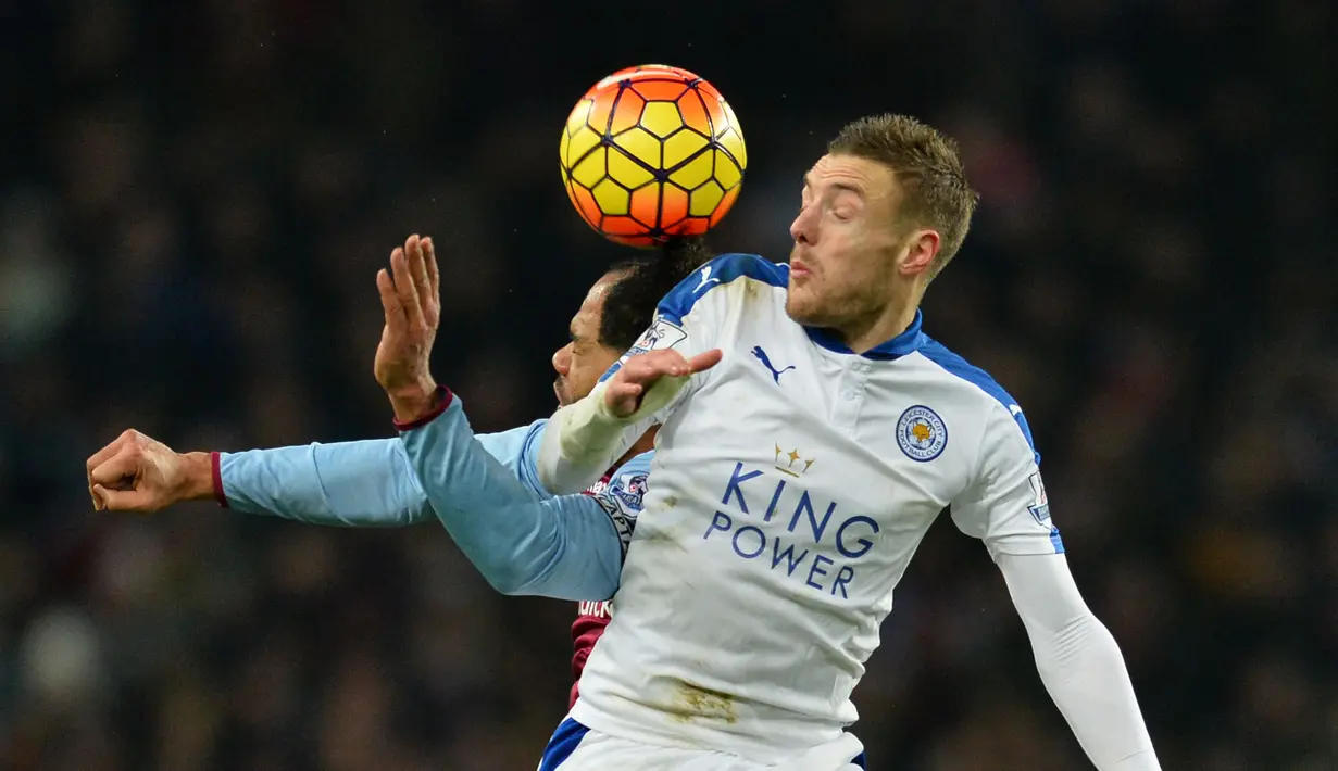 Pemain Aston Villa,  Joleon Lescott (kiri) melakukan duel udara dengan penyerang Leicester City, Jamie Vardy pada lanjutan liga premier Inggris di Stadion Villa Park, Birmingham, Sabtu (16/1/2016).  (AFP Photo/Glyn Kirk)