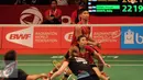 Ganda campuran Indonesia, Debby Susanto/Praveen Jordan saat laga melawan Joachim F Nielsen/Christina Pedersen di Total BWF World Championships 2015, Jakarta, Kamis (13/8/2015). Jordan/Debby unggul 22-20, 19-21, 23-21. (Liputan6.com/Helmi Fithriansyah)