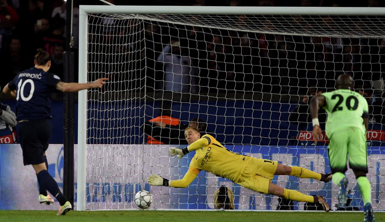 Striker PSG, Zlatan Ibrahimovic, gagal mencetak gol melalui penalti ke gawang Manchester City pada leg pertama perempat final Liga Champions di Stadion Parc des Princes, Paris, Kamis (7/4/2016) dini hari WIB. (AFP/Miguel Medina)