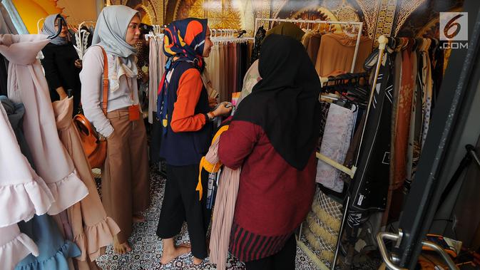 Pengunjung melihat produk UMKM dari Rumah Kreatif BUMN (RKB) binaan BNI saat Launching Halal Park di Senayan Jakarta, Selasa (16/4). Halal Park yang akan bertransformasi menjadi Halal Distrik didesain menjadi ekosistem bagi pelaku industri gaya hidup halal di Tanah Air. (Liputan6.com/Angga Yuniar)