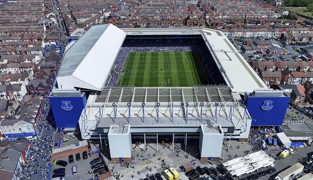 Foto udara pertandingan kandang terakhir Everton saat laga lanjutan Liga Inggris 2024/2025 melawan Southampton di Goodison Park, Liverpool, Inggris, Minggu (18/05/2025) waktu setempat. (AP Photo/PA/Martin Rickett)