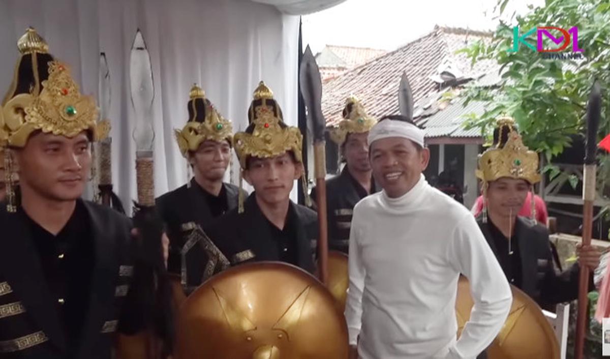 Bertemu dengan para petugas berpakaian tradisional khas tentara kerajaan, Dedi mengaku kaget. Dedi lantas mengabadikan momen.&nbsp;