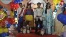 Anjing Jesslyn (kiri) dan Rocky (kanan) mengenakan kostum ala karakter Disney saat pesta perayaan ulang tahun mereka di sebuah mal di Jakarta, Jumat (10/5/2024). (merdeka.com/Imam Buhori)