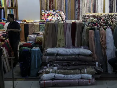 Suasana pusat penjualan pakaian dan tekstil di Pasar Tanah Abang Blok B, Jakarta, Selasa (19/1/2021). Kementerian Perindustrian memproyeksikan kinerja tekstil 2021 akan bergerak positif, meski masih tipis di level 0,93 persen. (Liputan6.com/Johan Tallo)