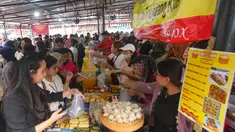 Aktivitas jual beli di Pasar Takjil Ramadan, Bendungan Hilir (Benhil), Jakarta, Senin (23/2/2026). Ramadan 1447 Hijriah, pasar Takjil Ramadan di kawasan Bendungan Hilir, Jakarta kembali dipadati warga yang berburu hidangan untuk berbuka puasa. (merdeka.com/Arie Basuki)