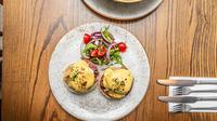 How to make eggs benedict at home like a luxurious restaurant. (Photo: Nima Naseri/Unsplash)