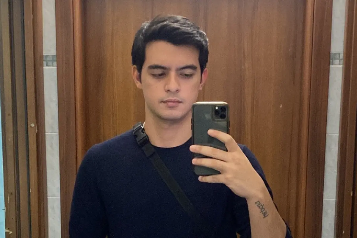 Ciccio Manassero lakukan mirror selfie
