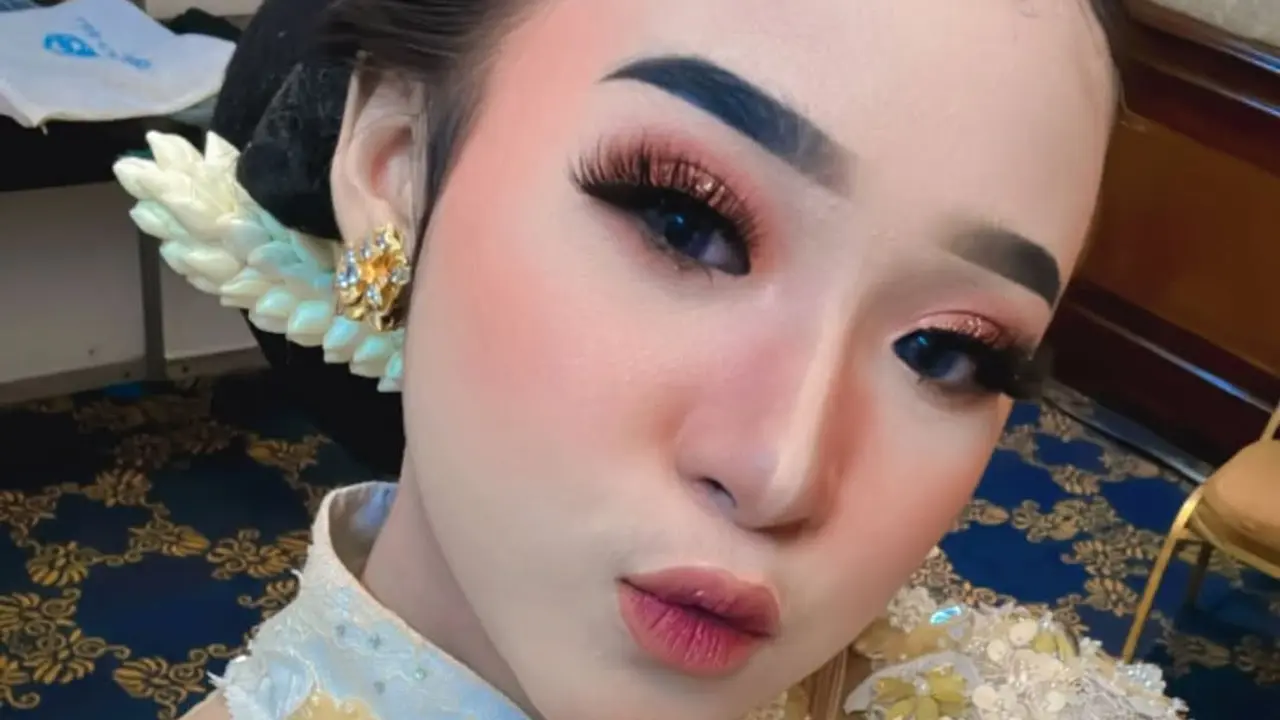 Potret Niken Salindry yang hobi selfie pose close up (credit: instagram/niken_salindry_reall)