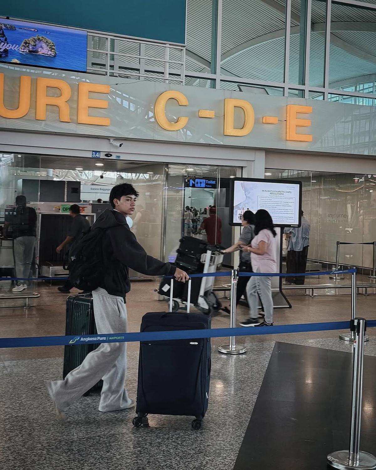 Potret Nana Mirdad dan Andre White Antar sang Anak Jason Deandra Berangkat Kuliah ke Aussie