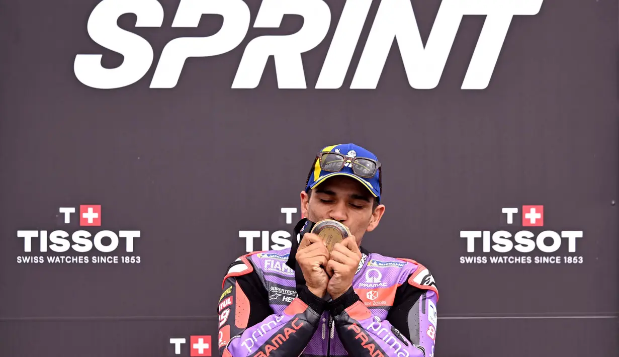 Dengan kemenangan ini, Jorge Martin berhasil menambah 10 poin. Jorge Martin kokoh di posisi puncak klasemen dengan 404 poin. (William WEST/AFP)