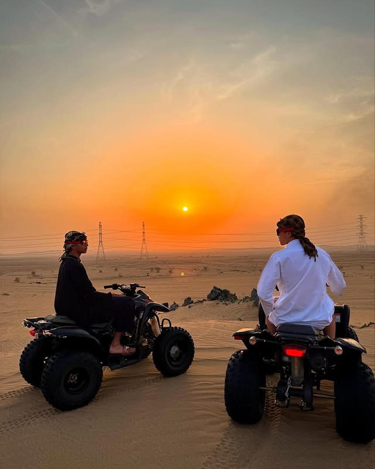 Kenakan Jubah dan Sorban, 7 Potret Eddy Meijer Anak Maudy Koesnaedi di Gurun Pasir bak Pangeran Dubai