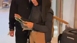 Rizky Billar sengaja memberikan hadiah kuda di ulang tahun Lesti yang ke-24. Bertepatan dengan jadwal Lesti Kejora latihan rutin yang dilakukan Lesti Kejora. Meski mundur dua hari dari tanggal kelahiran, namun Lesti Kejora mengucapkan banyak terima kasih kepada suami. (Liputan6.com/IG/@lestykejora)
