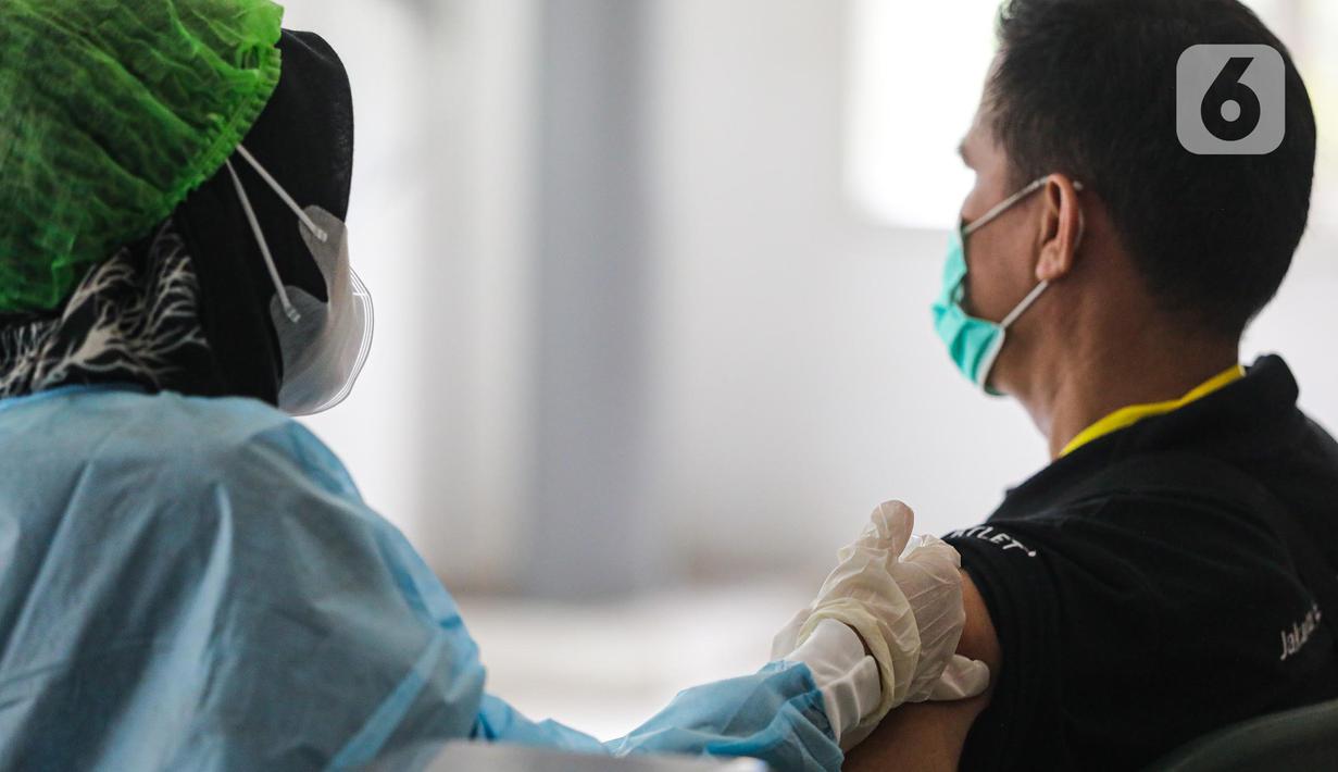 <p>Petugas kesehatan memberikan vaksin booster dosis kedua atau vaksinasi dosis keempat untuk tenaga kesehatan relawan yang bertugas di RSDC, Wisma Atlit, Kemayoran, Jakarta. Rabu (3/8/2022). Pemerintah melalui Kementerian Kesehatan (Kemenkes) mulai melaksanakan pemberian vaksinasi Covid-19 dosis keempat atau booster kedua bagi para tenaga kesehatan (nakes). (Liputan6.com/Faizal Fanani)</p>