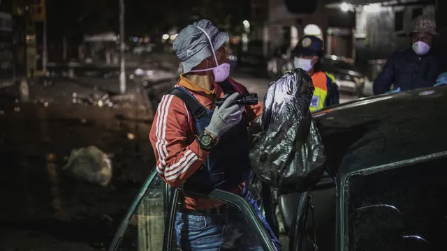 Petugas Departemen Kepolisian Metro Johannesburg (JMPD) memeriksa mobil warga. Afrika Selatan kini tengah dalam lockdown. (Marco Longari/AFP)