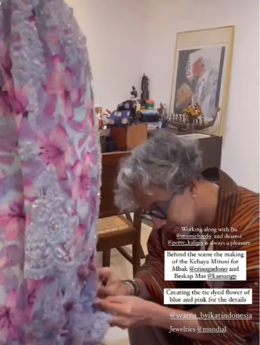 Didiet Maulana merancang kebaya tie dye bermotif bunga dengan detail pink dan biru [@didietmaulana]