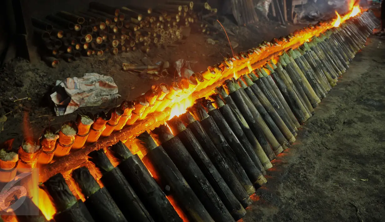 Proses pembakaran lemang di sentra pembuatan lemang kawasan Kramat Raya, Senen, Jakarta, Jumat (17/6). Pembuatan lemang pada bulan Ramadan meningkat lebih dari 300 persen dibanding hari biasa hingga mencapai 500 buah per-hari (Liputan6.com/Gempur M Surya)