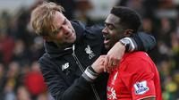 Pelatih Liverpool, Jurgen Kloop dan pemainnya Kolo Toure merayakan kemenangan atas Norwich. Kini pelatih asal Jerman itu bertugas terus mendorong posisi Liverpool ke zona Liga Champions. (Reuters/Alex Morton)