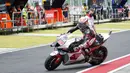 Pembalap LCR Honda IDEMITSU asal Jepang Takaaki Nakagami mengendarai sepeda motornya dari garasi saat latihan bebas pertama di Pertamina Mandalika International Street Circuit, Mandalika, Lombok Tengah, Nusa Tenggara Barat, Jumat (18/3/2022). (AP Photo/Achmad Ibrahim)