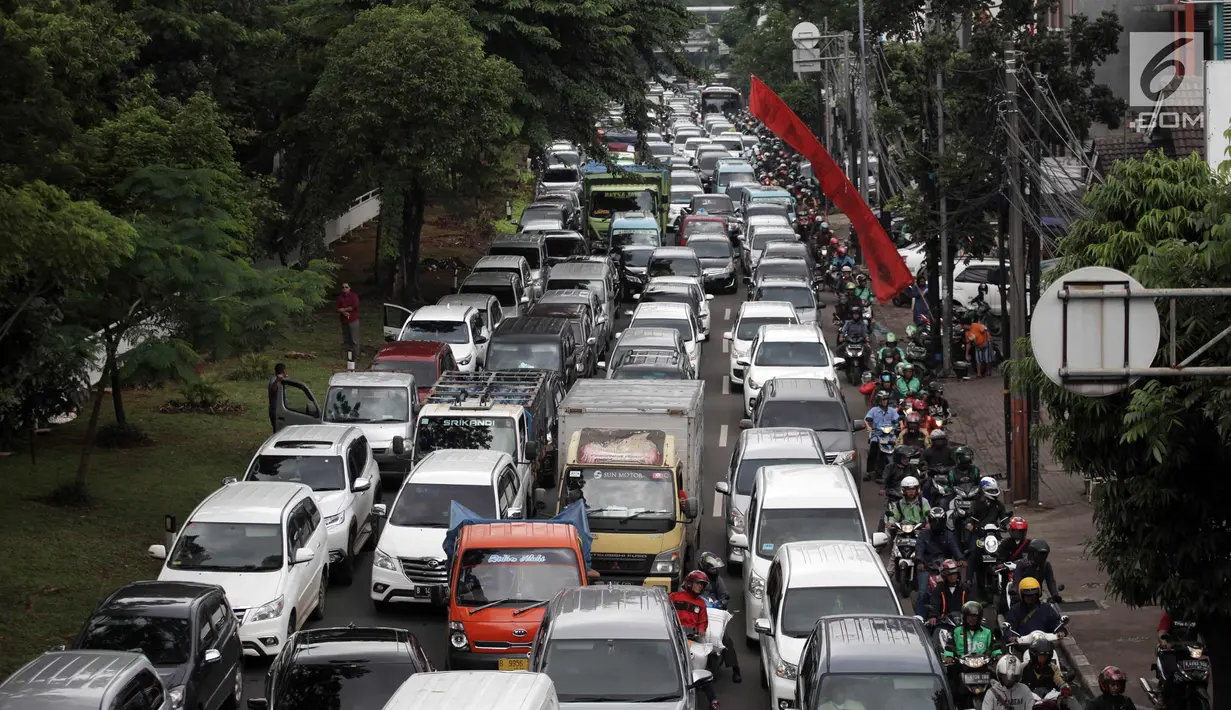 Suasana kemacetan di Jalan KH Abdullah Syafei, Tebet, Jakarta, Senin (12/2). Kemacetan tersebut imbas dari demo sopir angkot Mikrolet 44 dan metro mini Dian Mitra. (Liputan6.com/Arya Manggala)