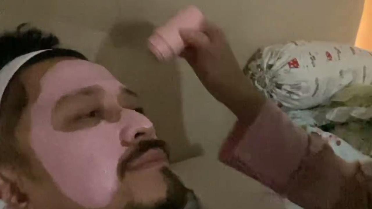 Ferry Maryadi Dipakaikan Masker - Perawatan ala Salon oleh Harleyava Princi, Muka Terlihat Pasrah