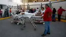 Sejumlah pasien dievakuasi dibawa keluar gedung rumah sakit saat terjadi gempa kuat di Veracruz, Meksiko (16/2). Pusat gempa berada di lokasi 37 kilometer timur laut Pinotepa de Don Luis, Oaxaca. (AP Photo/Felix Marquez)