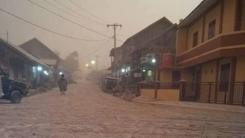 Suasana gelap sebuah desa di Kabupaten Karo pasca-erupsi Gunung Sinabung. (Istimewa)