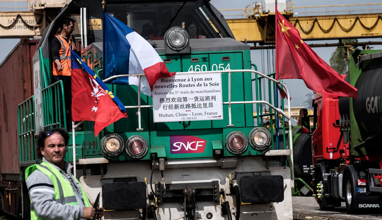 Petugas berada di dekat kereta barang dari China yang tiba di stasiun Saint-Priest, Lyon, Prancis, (21/4). Kereta ini mengangkut 41 kontainer dan menempuh perjalanan sepanjang 11.500 km dan memakan waktu selama 15 hari. (AFP PHOTO/JEFF PACHOUD)