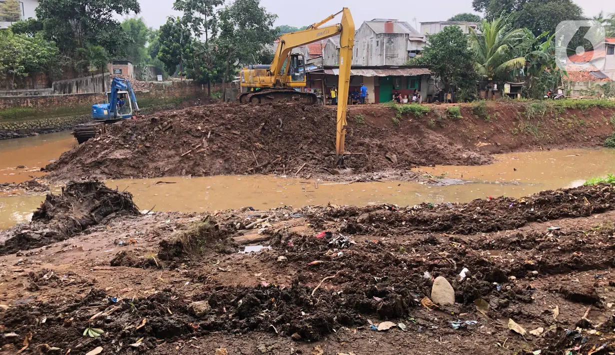 Petugas menggunakan alat berat untuk mengeruk lumpur serta memperlebar aliran Kali Krukut di kawasan Kemang, Jakarta, Selasa (10/11/2020). Pelebaran serta pengerukan tersebut bertujuan untuk memperlancar aliran air yang kerap menimbulkan banjir setiap hujan deras. (Liputan6.com/Immanuel Antonius)