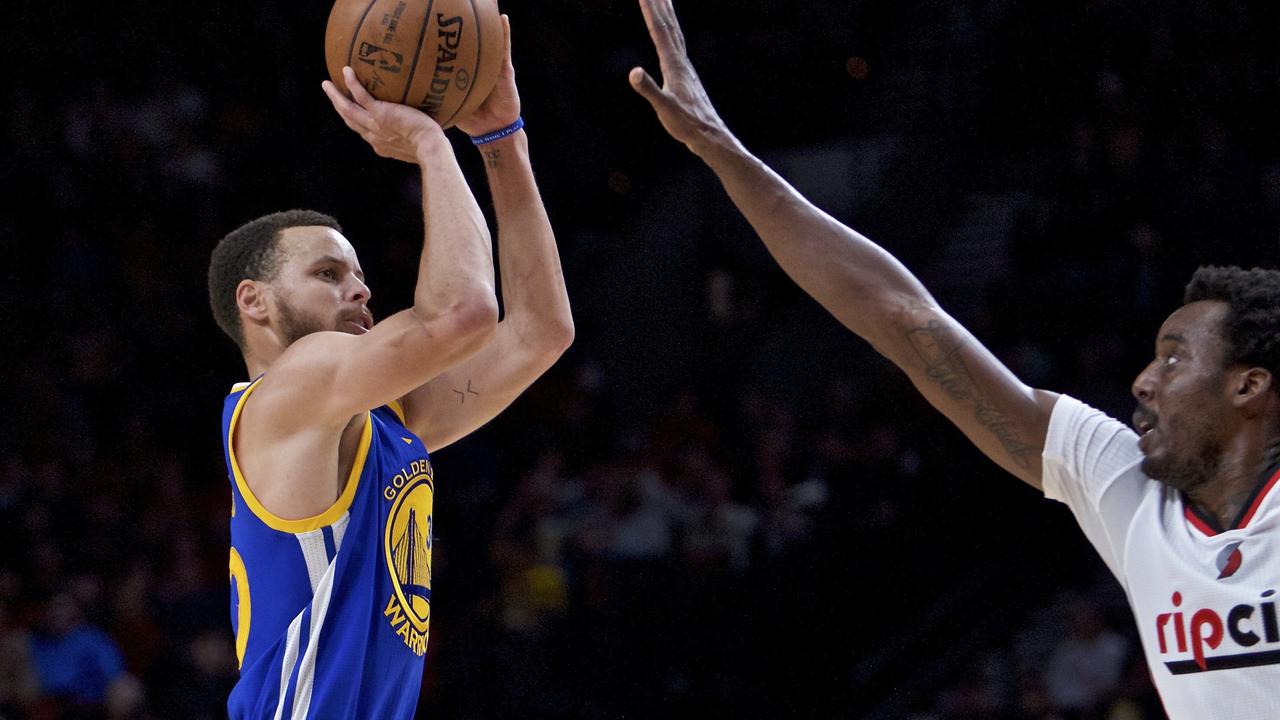 Guard Golden State Warriors Stephen Curry (kiri) melakukan shoot pada laga melawan Portland Trail Blazers, Selasa (25/4/2017) pagi WIB. Warriors menang 128-103 dan berjaya 4-0.