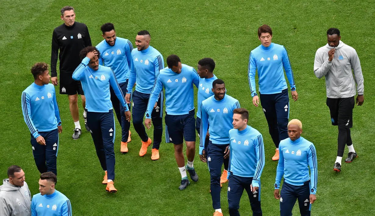 Para pemain Marseille saat mengikuti sesi latihan di stadion Parc OL di Decines-Charpieu (15/5). Marseille akan melawan wakil Spanyol, Atletico Madrid pada babak final Liga Europa. (AFP Photo/Jean-Philippe Ksiazek)