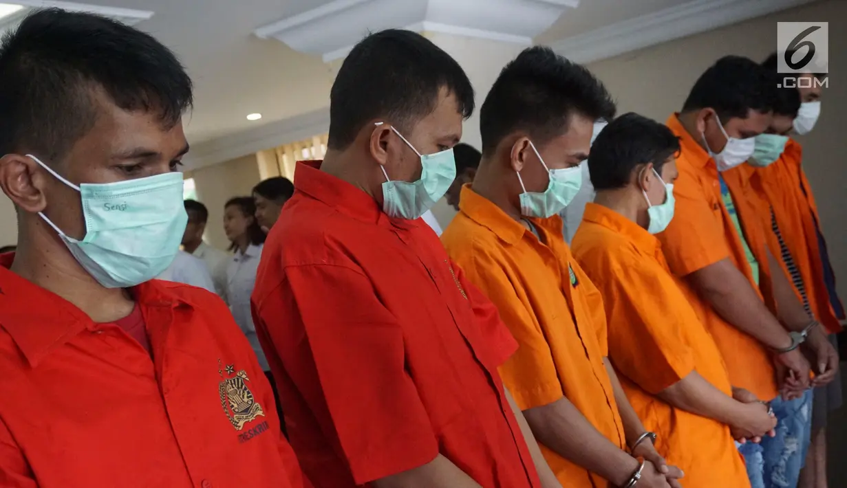Tersangka kasus peredaran obat tanpa izin di Polda Metro Jaya, Jakarta, Kamis (7/2). Subdit I Indag Dit Reskrimsus Polda Metro Jaya membekuk tujuh tersangka terkait kasus ini. (Liputan6.com/Herman Zakharia)