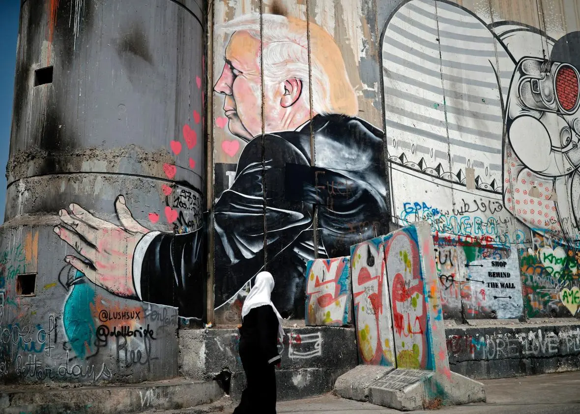 Mural Presiden AS Donald Trump di tembok pembatas di Tepi Barat Yerusalem. Mural itu karya seniman Australia, Lushux (AFP/Thomas Coex)