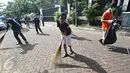 Peserta dan para penyandang disabilitas saat mengikuti kegiatan Hari Sampah Nasional di Jakarta, Minggu (13/3). Kegiatan yang disebut 'rampok sampah' ini membangkitkan kesadaran masyarakat terhadap kebersihan lingkungan. (Liputan6.com/ Immanuel Antonius)