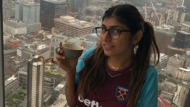 Mia Khalifa dengan Jersey West Ham