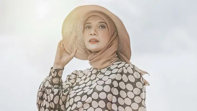 Zaskia Sungkar Tampil Menawan Pakai Topi Besar, Gaya Hijab Makin Stylish