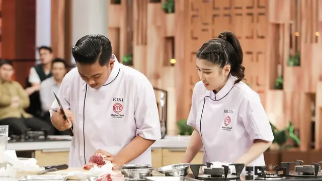 Potret Kiki dan Belinda saat memotong daging lamb milik Belinda, sumber Instagram: @kiki.mci11