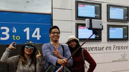 Tiba di Bandara Charles de Gaulle para pemenang Carlsberg Hospitality langsung melakukan selfie. (Bola.com/Vitalis Yogi Trisna)
