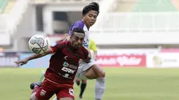 Pemain Persita Tangerang, Edo Febriansyah, berebut bola dengan pemain Borneo FC, Terens Puhiri pada laga BRI Liga 1 di Stadion Pakansari, Bogor, Sabtu (10/2/2021). (Bola.com/M Iqbal Ichsan)