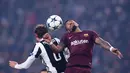 Gelandang Juventus, Claudio Marchisio berebut bola dengan pemain Barcelona, Paulinho pada pertandingan Grup D Liga Champions di Stadion Allianz, Rabu (22/11). Juventus hanya bermain imbang 0-0 saat menjamu Barcelona. (Filippo MONTEFORTE / AFP)