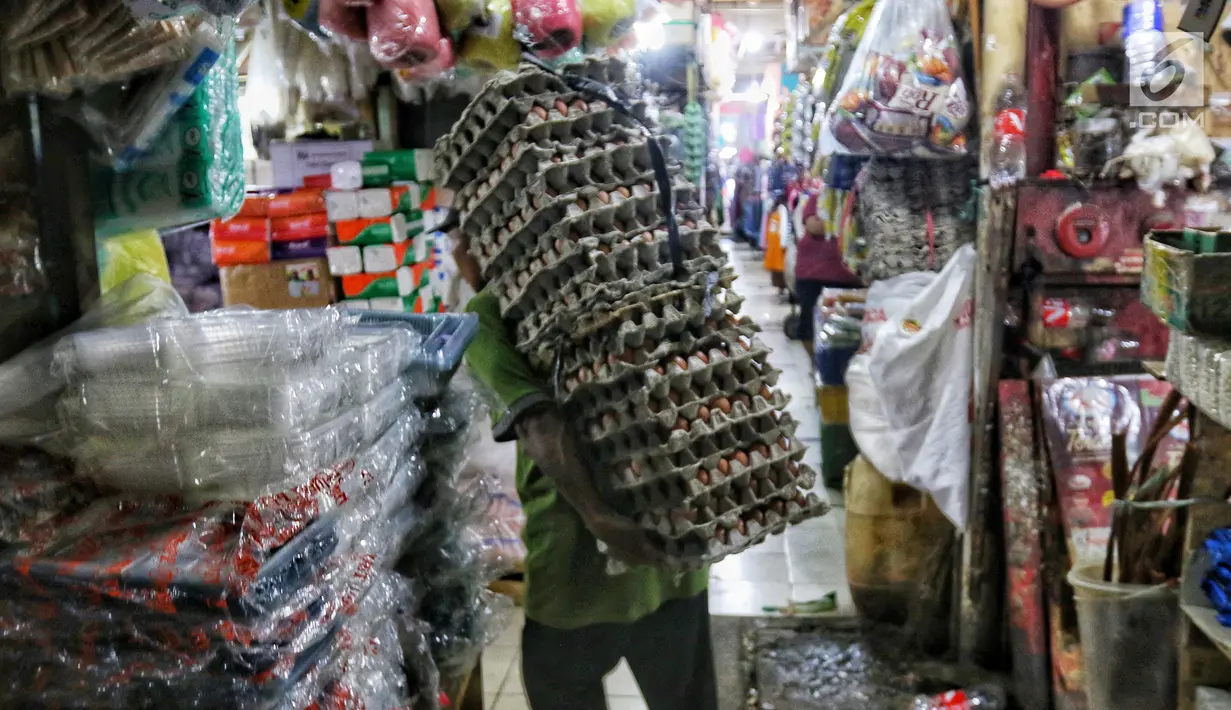 Seorang pria menggendong tumpukan telur di Pasar Kebayoran Lama, Jakarta, Kamis (2/5/2019). Harga kebutuhan pokok mengalami kenaikan menjelang bulan suci Ramadan. (Liputan6.com/JohanTallo)